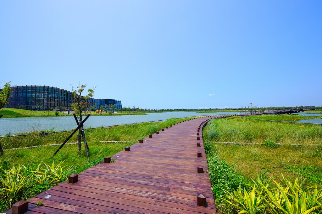 至美橋造型融入草書 每日多樣景致