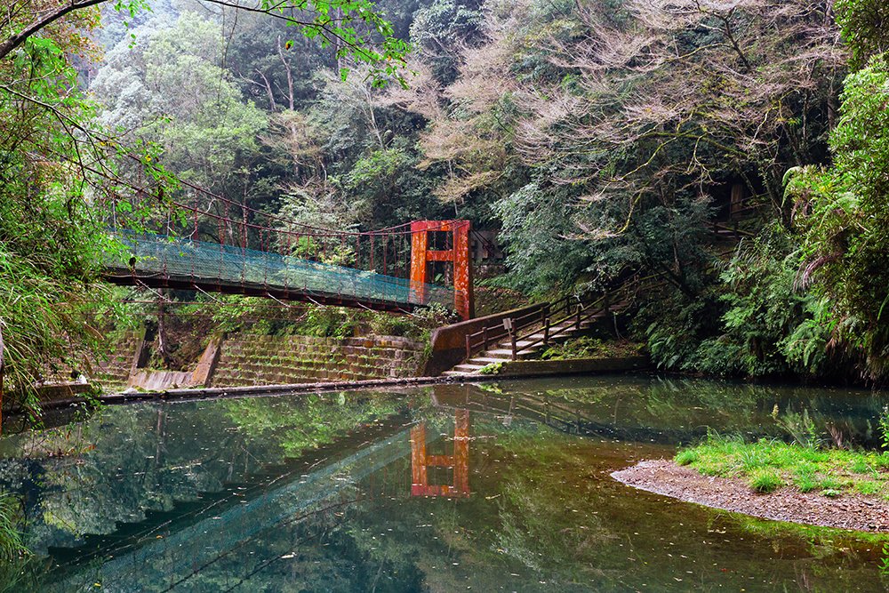 九九吊橋是跨越加走寮溪到天地眼的重要路口，也是觀賞松瀧瀑布的絕佳地點
