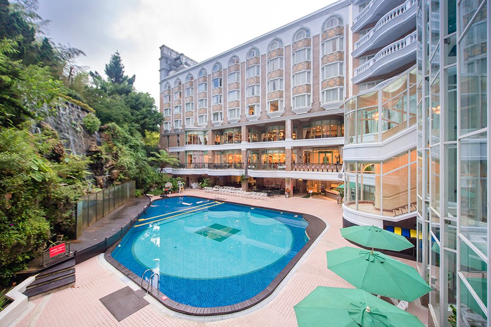 米堤大飯店附有室外游泳池，讓貴賓曬太陽、放鬆