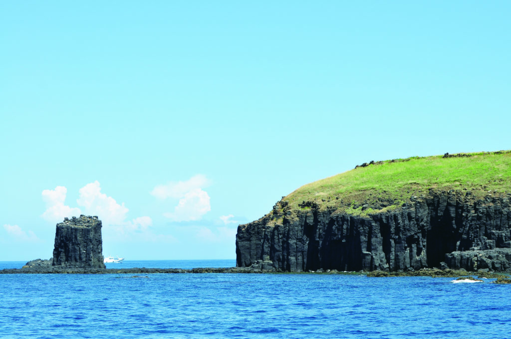 西嶼坪嶼東北角數十呎外，矗立一座高約10公尺的海石柱，遺世獨立
