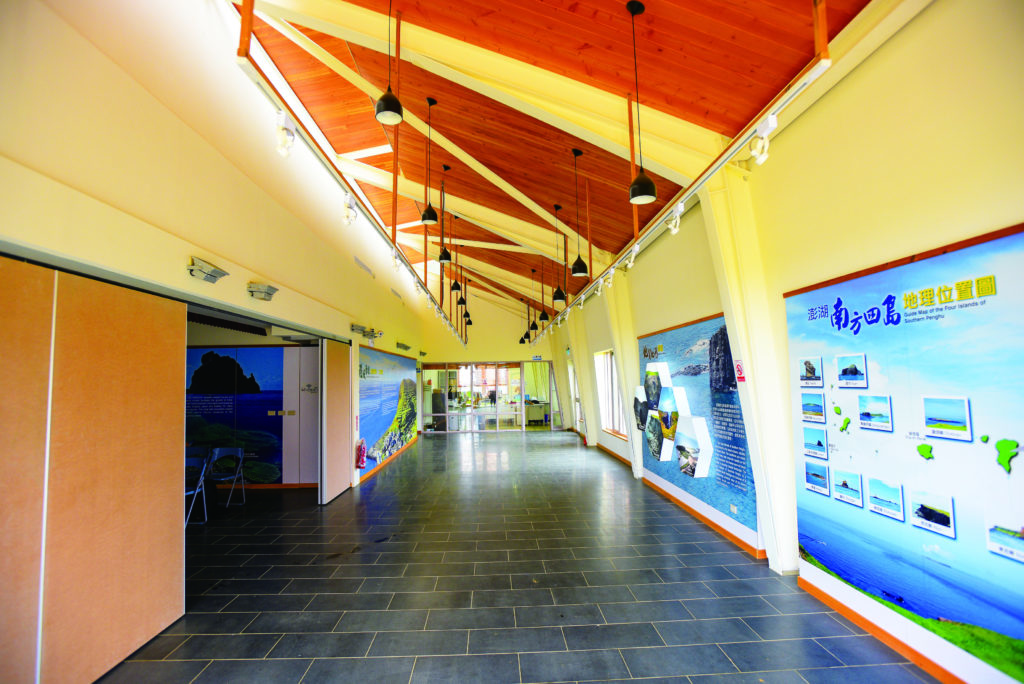 東吉嶼設有遊客服務中心，若想進一步了解南方四島國家公園，可以到這邊觀賞介紹影片