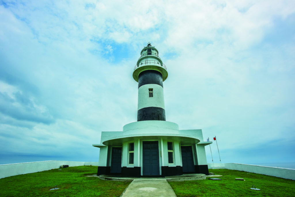 東吉燈塔是島上重要的地標，位於島嶼北方最高點