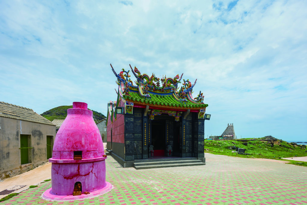 西嶼坪碼頭附近的華娘廟是島上的信仰中心