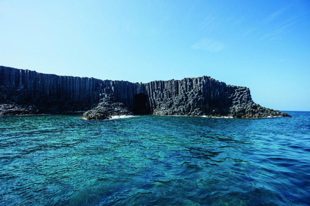「澎湖藍洞」是澎湖群島中唯一的露天海蝕洞
