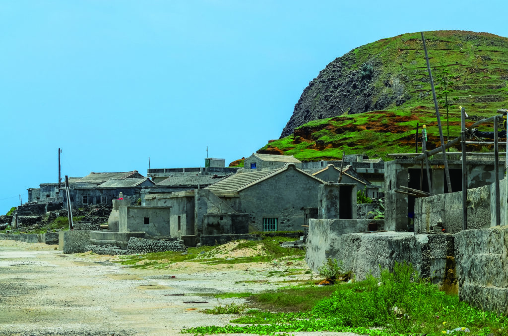 西嶼坪嶼海岸腹地狹窄，較不利於聚落發展，全盛時期島民約300多人