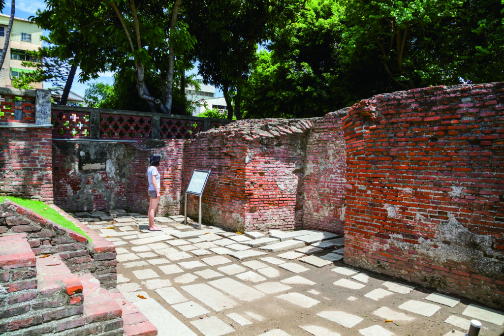 荷蘭時代的城牆以糖水、糯米汁攪拌蚵殼灰作為接合料，再以紅磚石為建材疊砌而成的厚實牆面