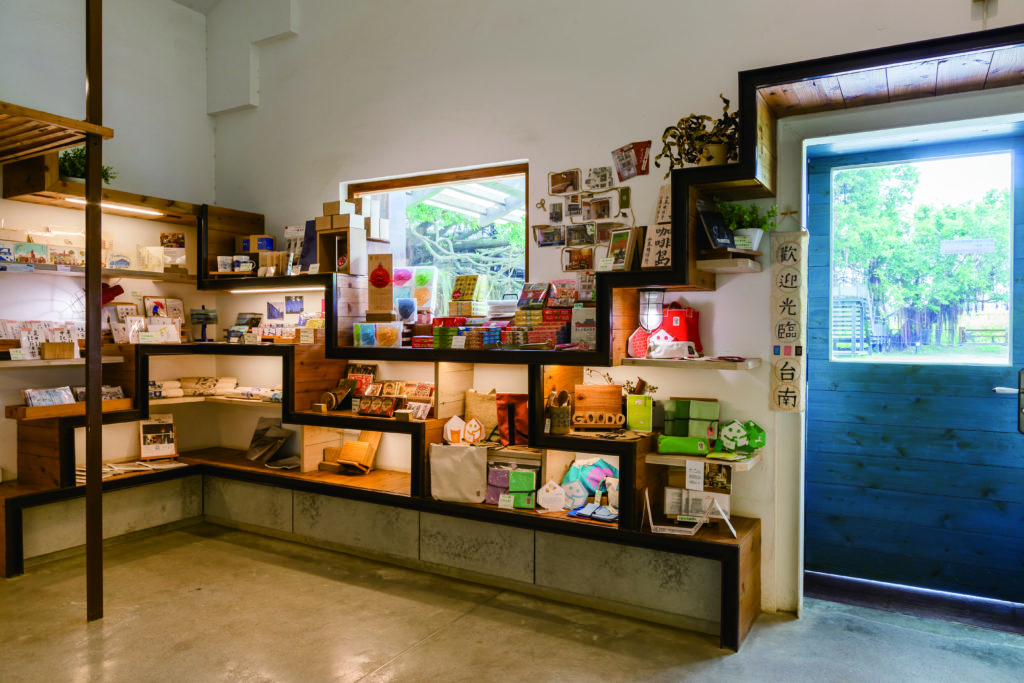 樹屋咖啡中設有文創小舖，可選購多樣化的文創商品及書籍