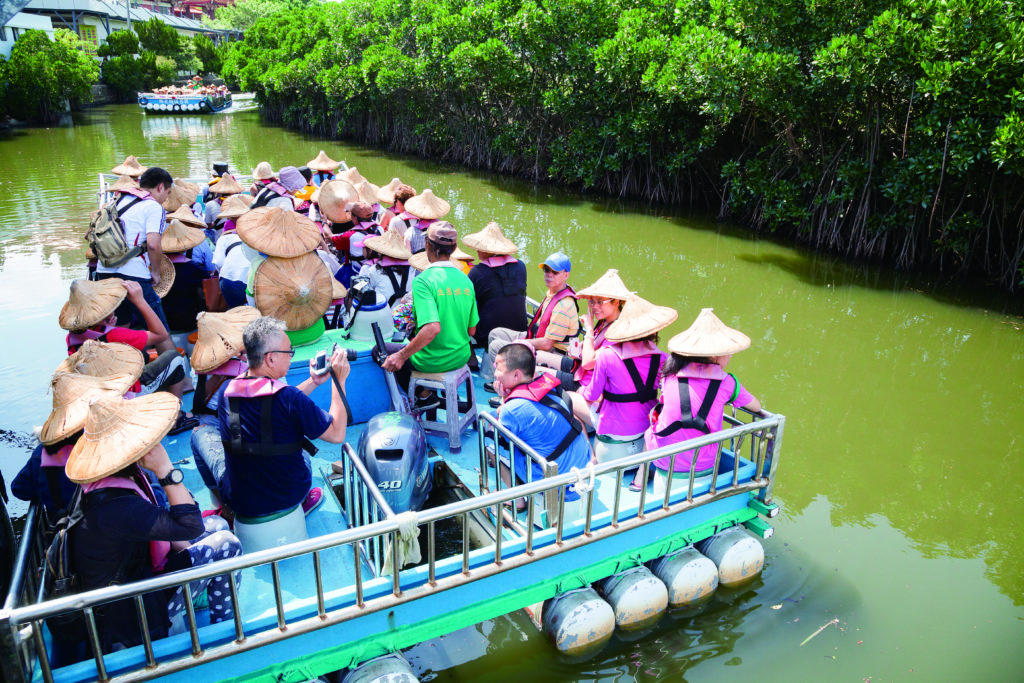 搭乘竹筏悠遊紅樹林綠色隧道或體驗台江四草湖生態之旅-1