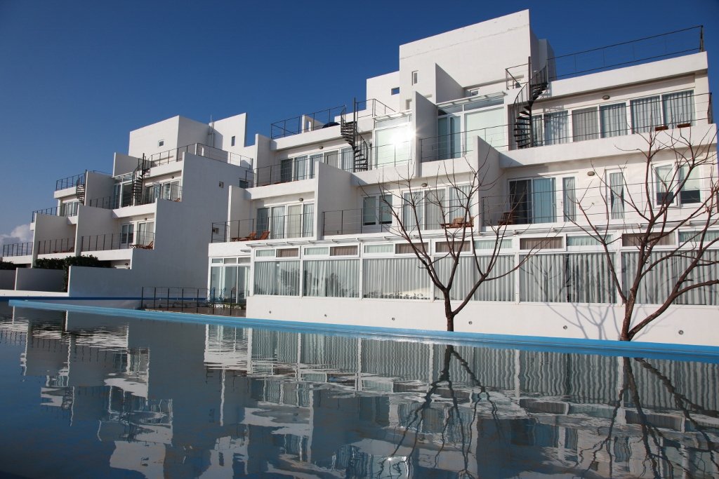 墾丁住宿推薦 - 海境渡假民宿，位於墾丁的兩座白色方形建築物，與藍天相襯